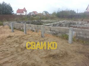 Пристройка к дому. Забивка свай возле существующего фундамента.