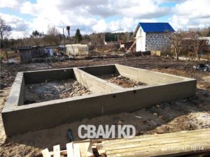 Ленточный фундамент. Бетонный ростверк на сваях